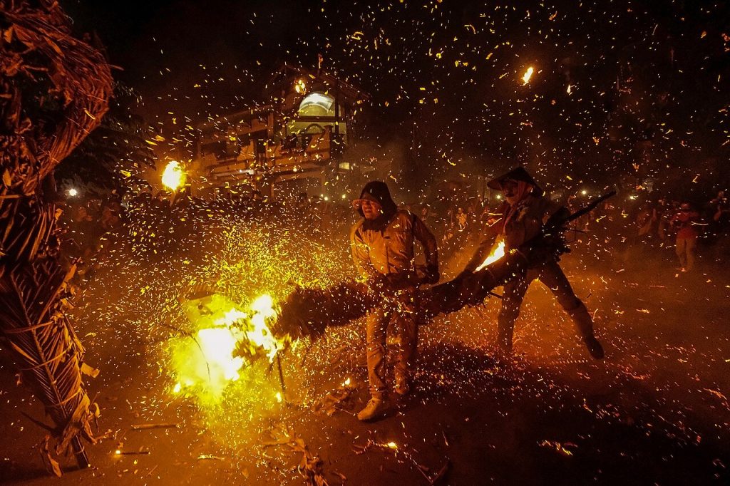 Penonton dan kobaran api pada festival Perang Obor di Tegalsambi