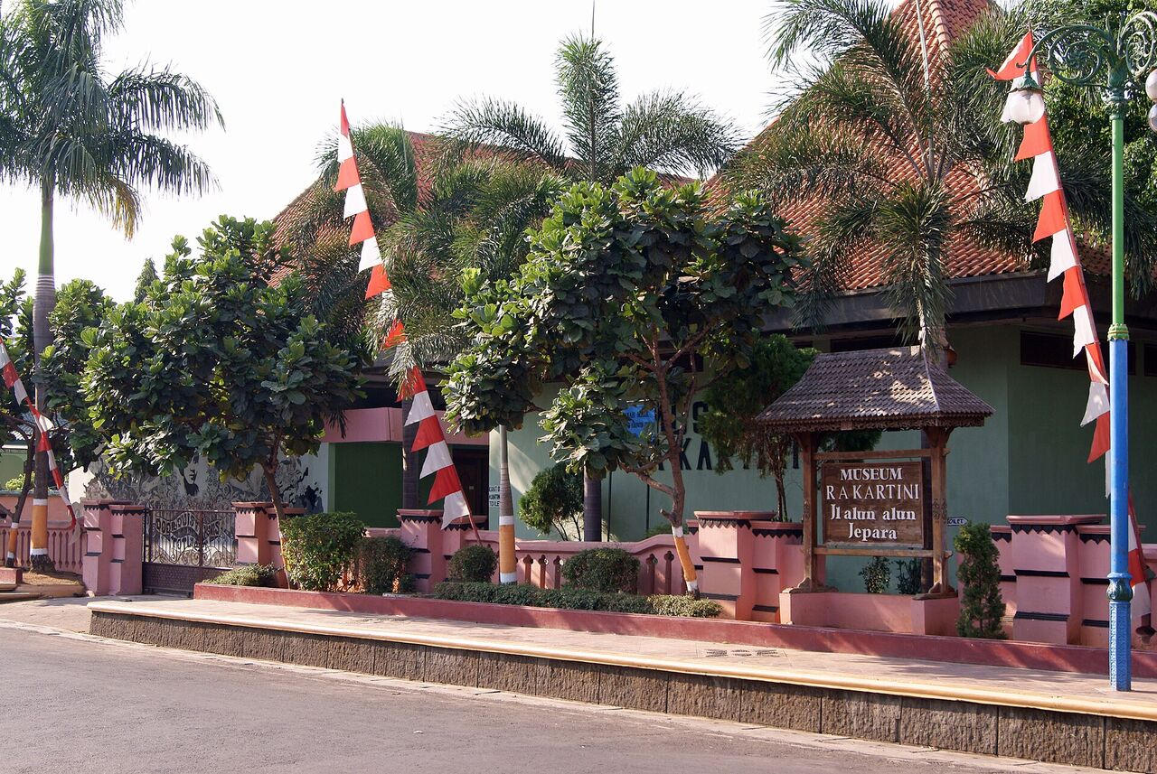 Halaman depan Museum R.A. Kartini di sisi alun-alun Jepara