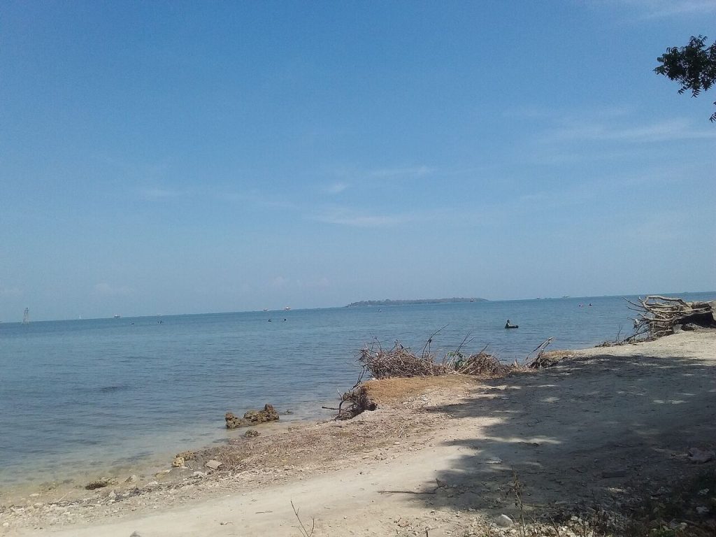Garis Pantai Bandengan dengan laut tenang di Jepara