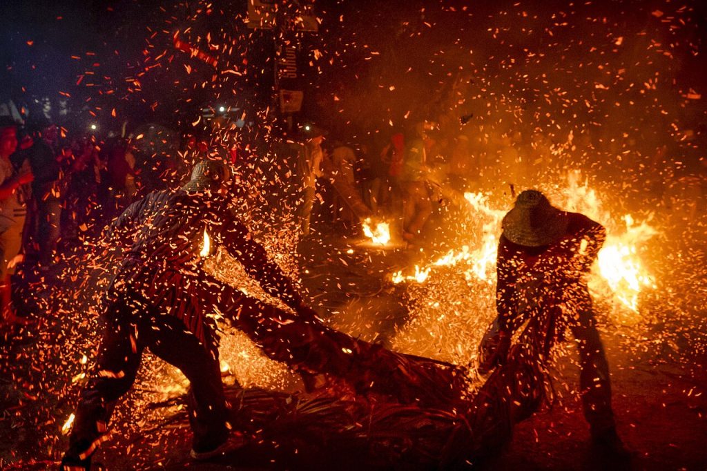 Tradisi Perang Obor di Desa Tegalsambi, Jepara