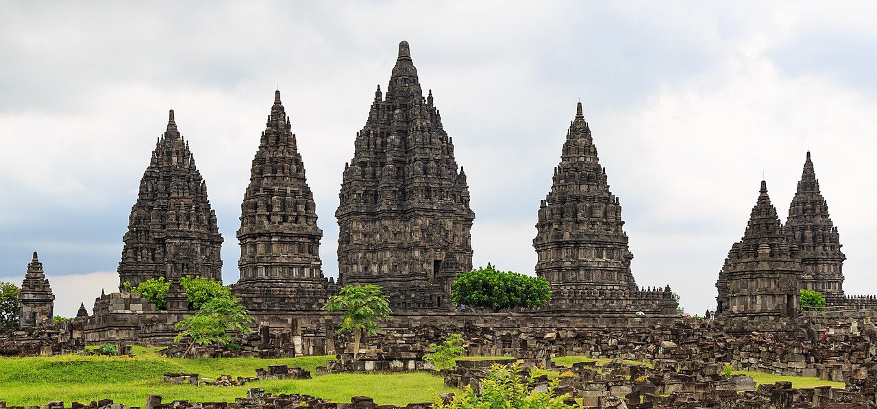 Kompleks Candi Prambanan dengan candi Siwa menjulang di tengah