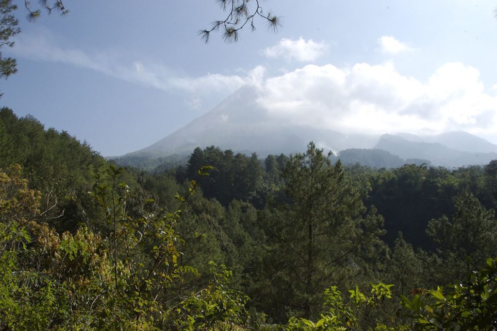 Gunung Merapi tampak dari kawasan Kaliurang