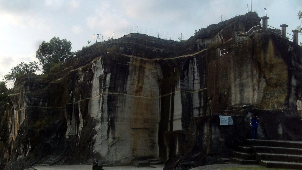 Dinding batu Tebing Breksi di Prambanan, Sleman