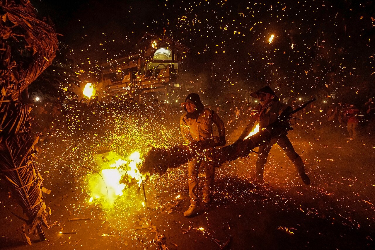 Penonton dan kobaran api pada festival Perang Obor di Tegalsambi