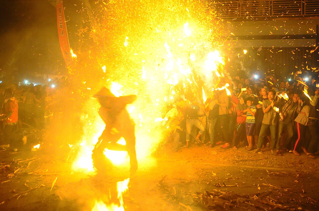 Peserta Perang Obor saling membenturkan obor di Tegalsambi