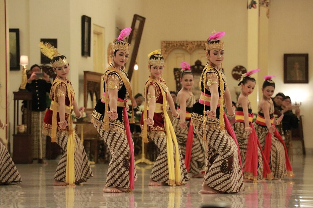 Penari putri membawakan Beksan Puri Melati gaya Pakualaman