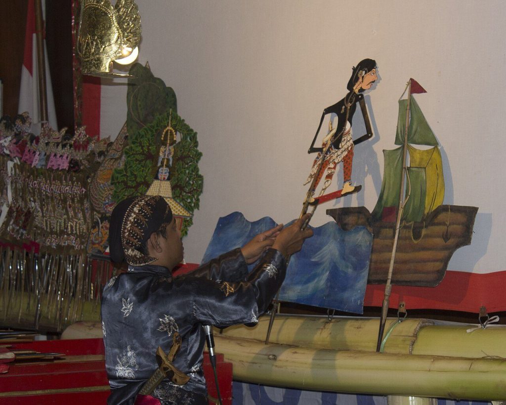 Dalang memainkan wayang di Kantor Kemantren Pakualaman